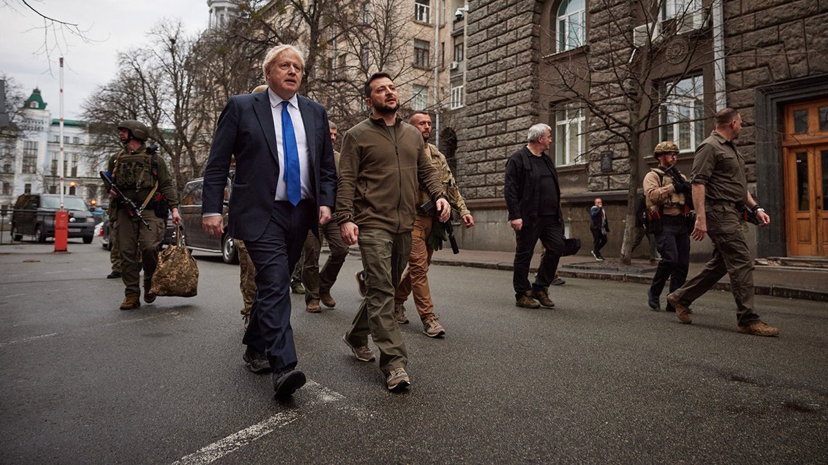 Zelenskiy ve Johnson Kiev sokaklarını gezdi