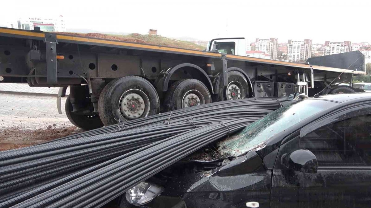 Demir yüklü TIR 7 araca çarptı