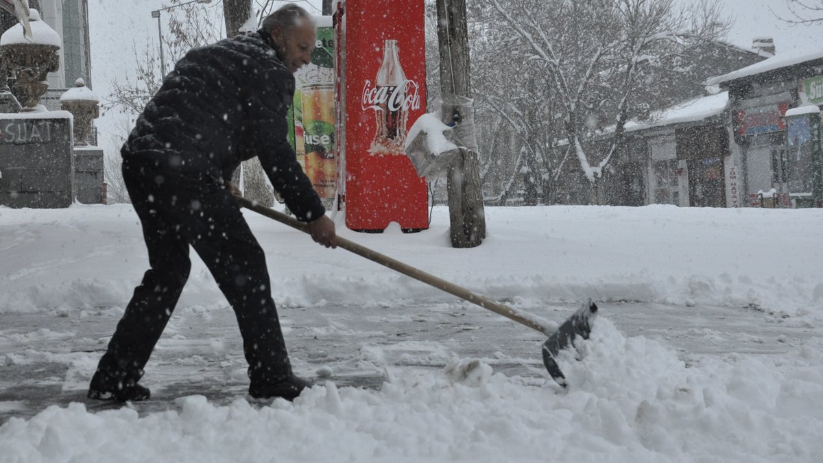 Kars nisan ayında kışı yaşıyor: Ege’de denize giriyorlar, ben kar kürüyorum