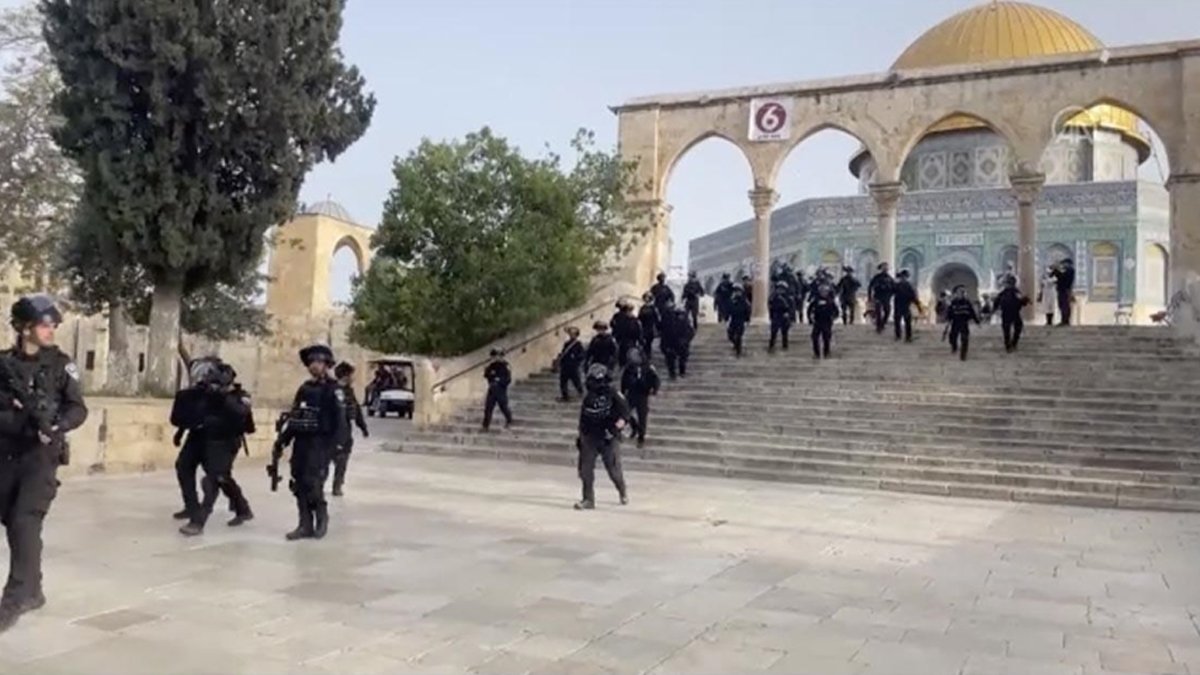 İsrail’den Mescid-i Aksa’ya sabah baskını