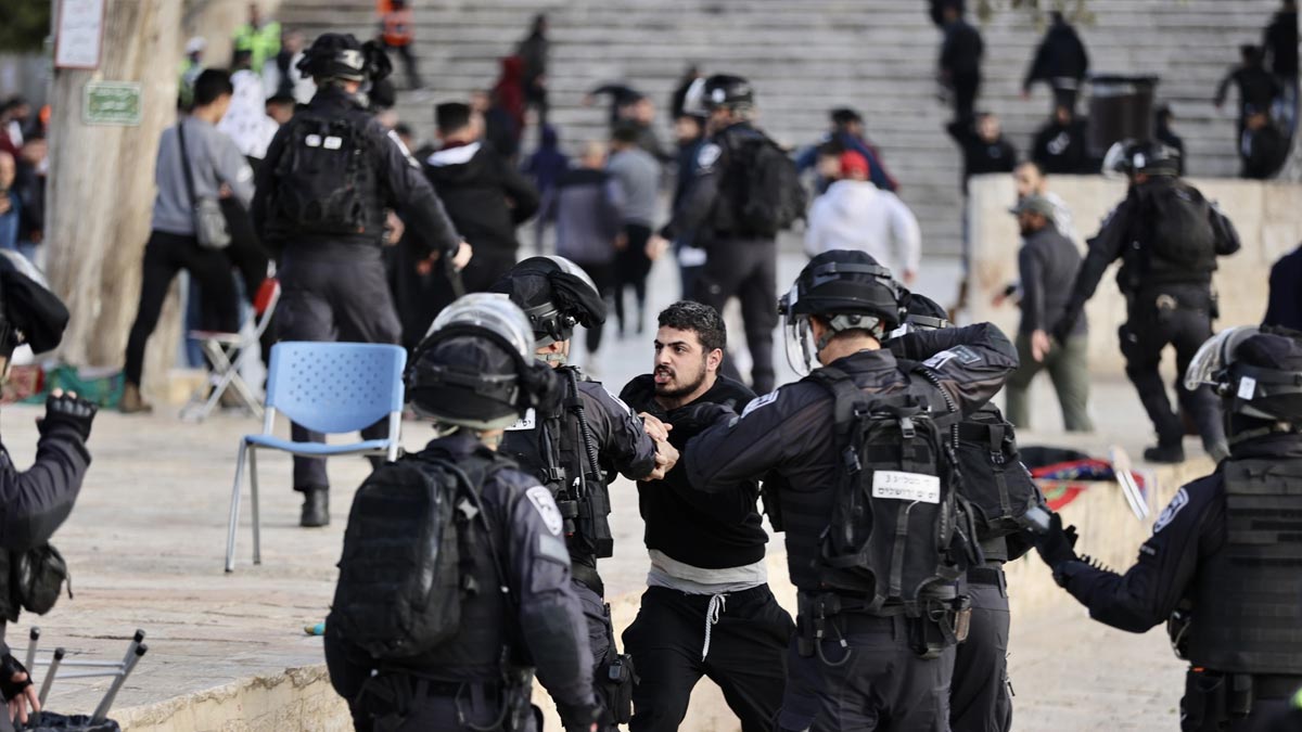 Mescid-i Aksa'ya polis baskını: Filistinlileri içeri sokmadılar