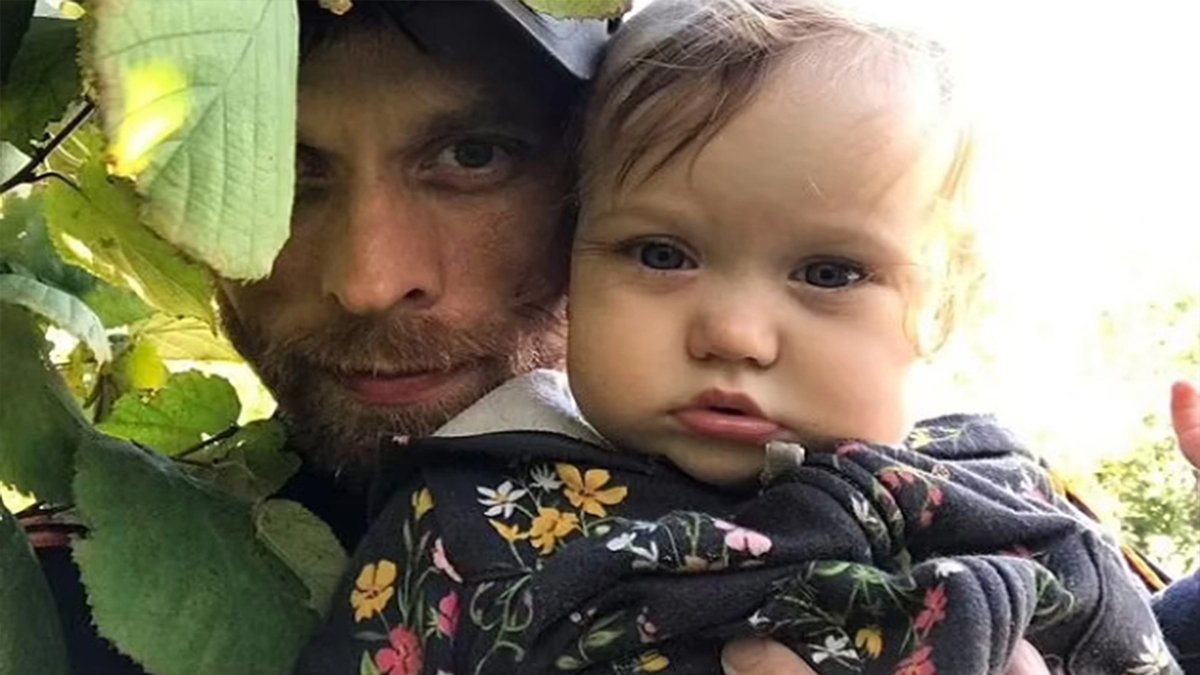 Ünlü yazarın oğlu, çocuğunu öldürmekten tutuklandı! 10 aylık bebek uyuşturucudan ölmüş