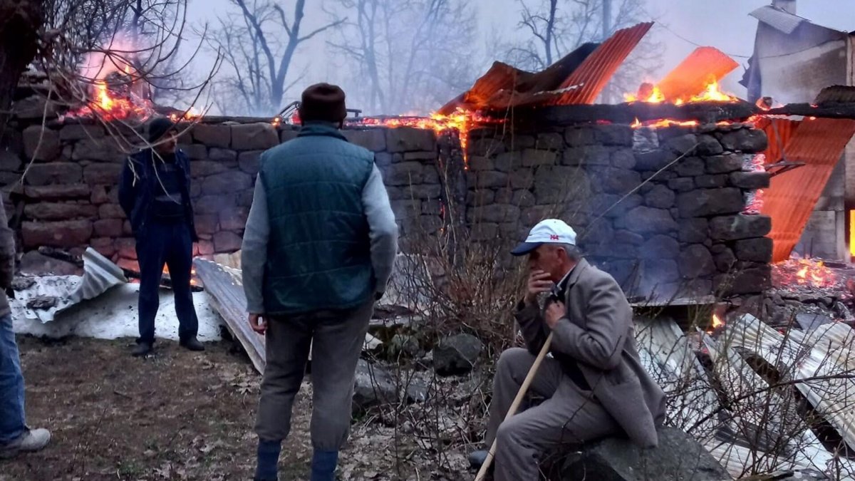 Artvin'de 6 ev alevler içinde kaldı: 1 ölü, 1 kayıp