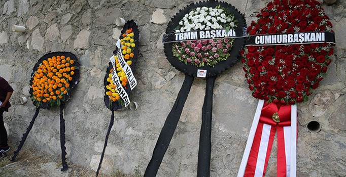 Kemal Kılıçdaroğlu'nun çelengi önce ters çevrildi sonra ismi yırtıldı