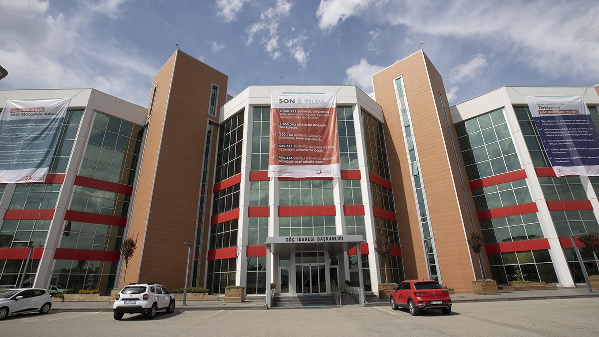 Göç İdaresi'nden pankartlı bilgilendirme