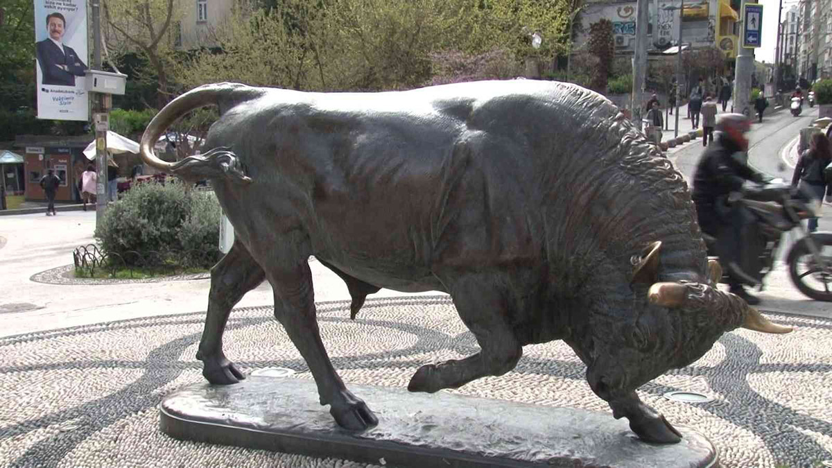 Kadıköy'ün simgelerinden Boğa Heykeli tahrip edildi
