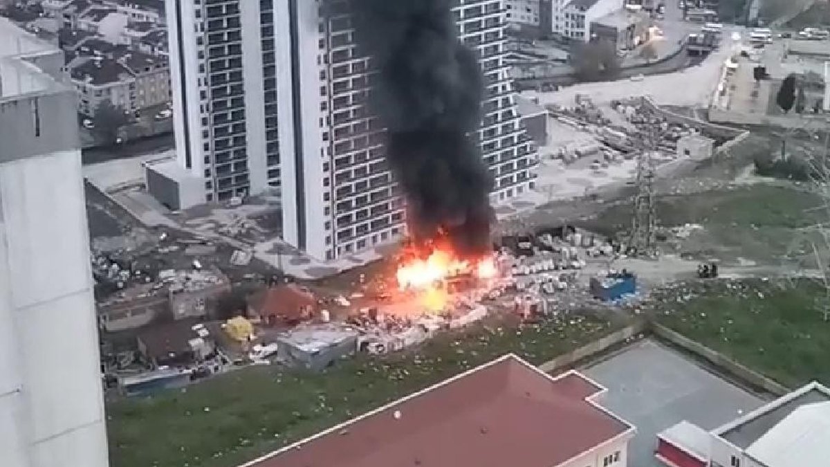 Esenyurt'ta geri dönüşüm alanında yangın