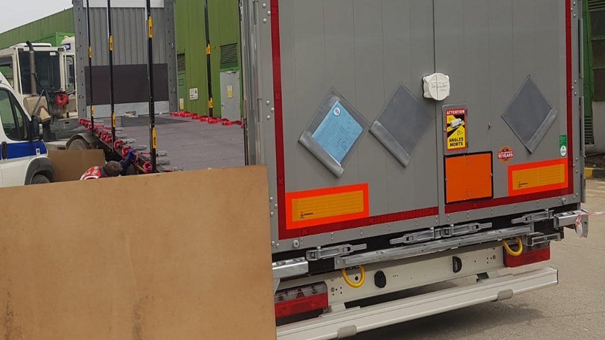 Sakarya'da feci ölüm! Tır dorsesinin altında kalan işçi hayatını kaybetti