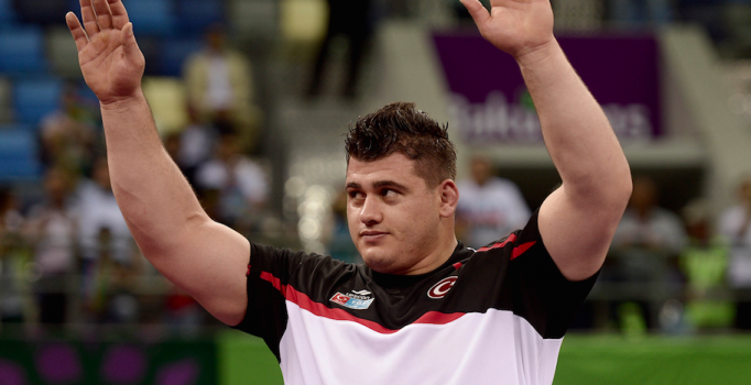 Rıza Kayaalp'in şampiyonluğu ailesini gururlandırdı