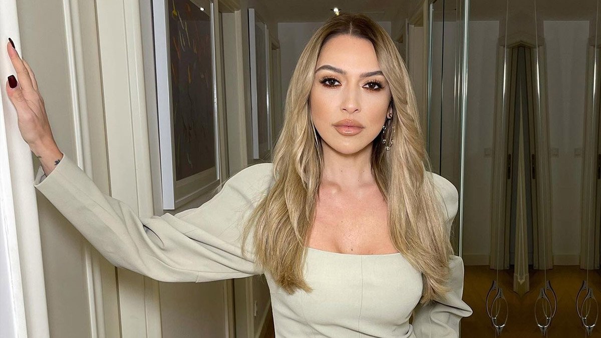Ünlü Popçunun Göbeği 'Hadise' Çıkardı! İşte Bebek mi Göbek mi Tartışmalarını Başlatan O Fotoğraf