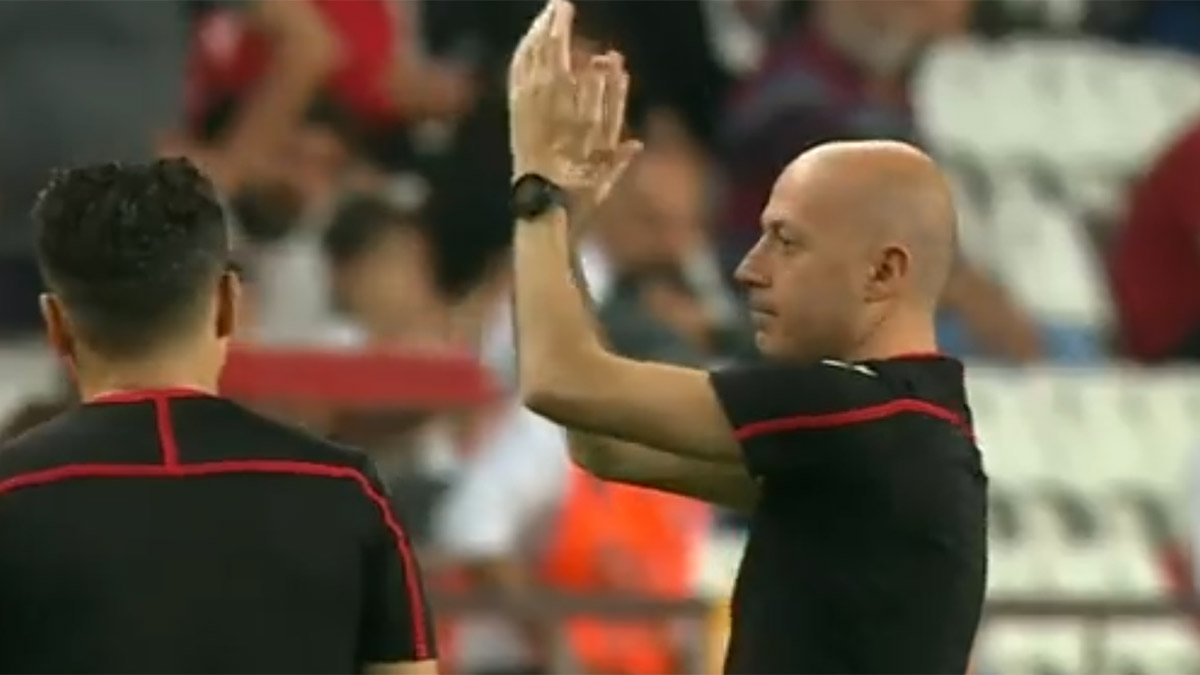 Haftalar sonra geri dönen Cüneyt Çakır'a taraftardan destek