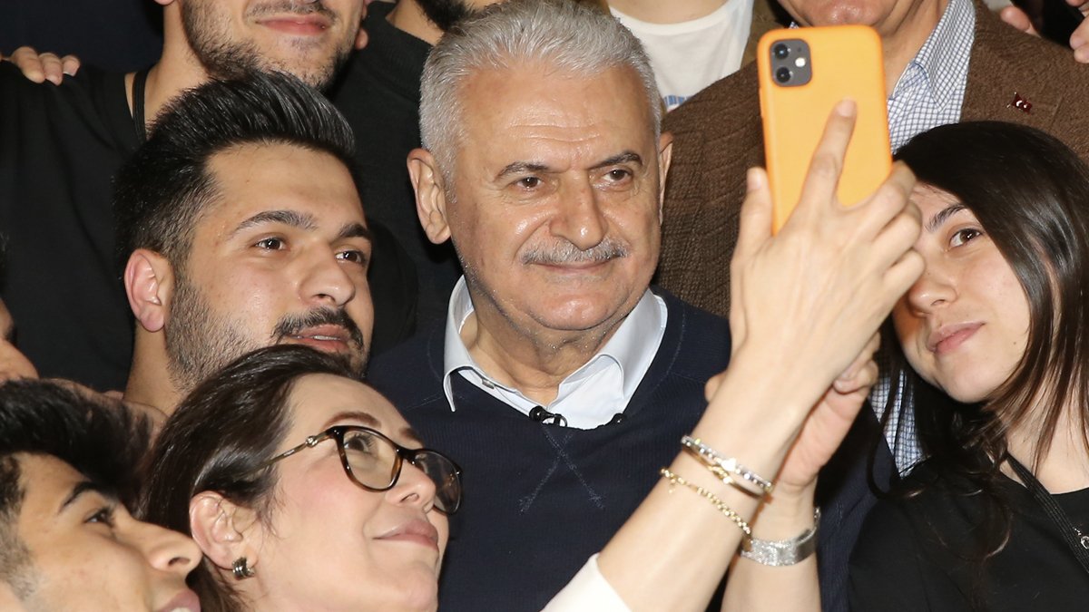 Binali Yıldırım'dan yurt dışına yerleşmek isteyen gençlere: Davulun sesi uzaktan hoş gelir