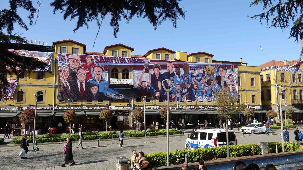Trabzonspor'un şampiyonluğuna tanıklık etmek isteyen binlerce taraftar şehre akın ediyor