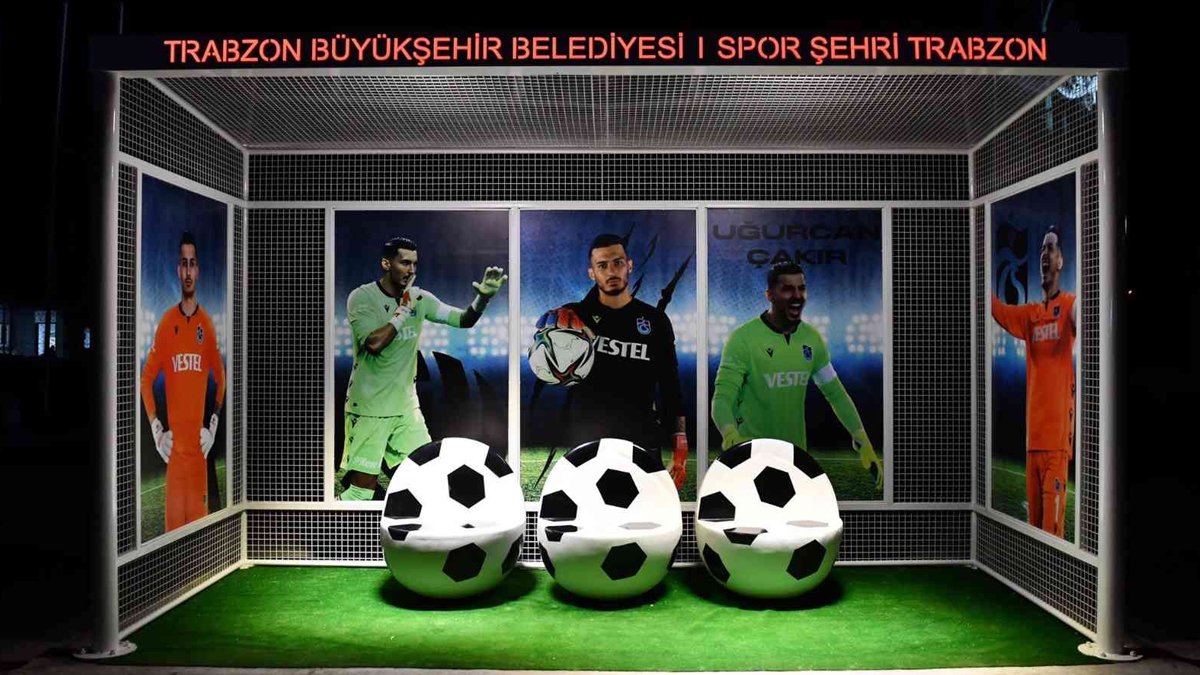 Trabzon’da spor temalı duraklar şehir halkı tarafından yoğun ilgi görüyor