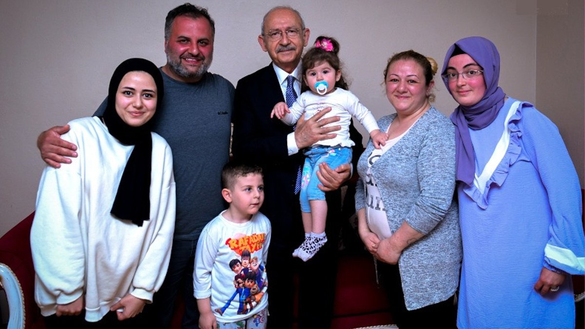 Kılıçdaroğlu bu kez de İstanbul'da elektriksiz aileyi ziyaret etti