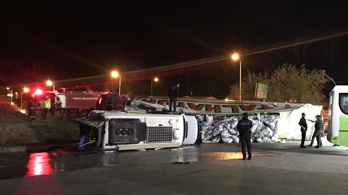 Freni boşalan TIR ortalığı savaş alanına çevirdi