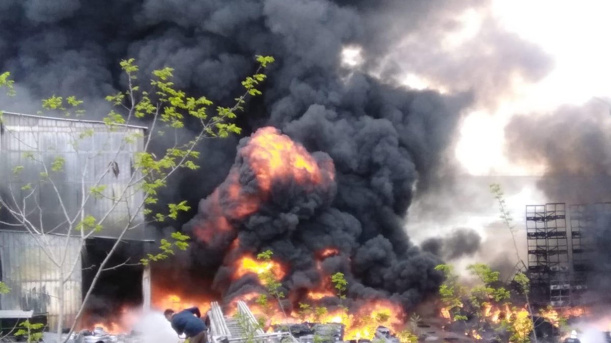 Bilecik'te fabrika yangını: Kara bulutlar gökyüzünü kapladı