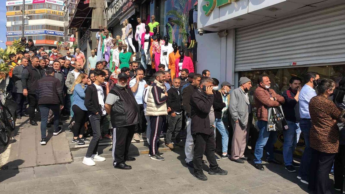 Bayram öncesi metrelerce baklava kuyruğu: Ucuzluk neredeyse biz oradayız