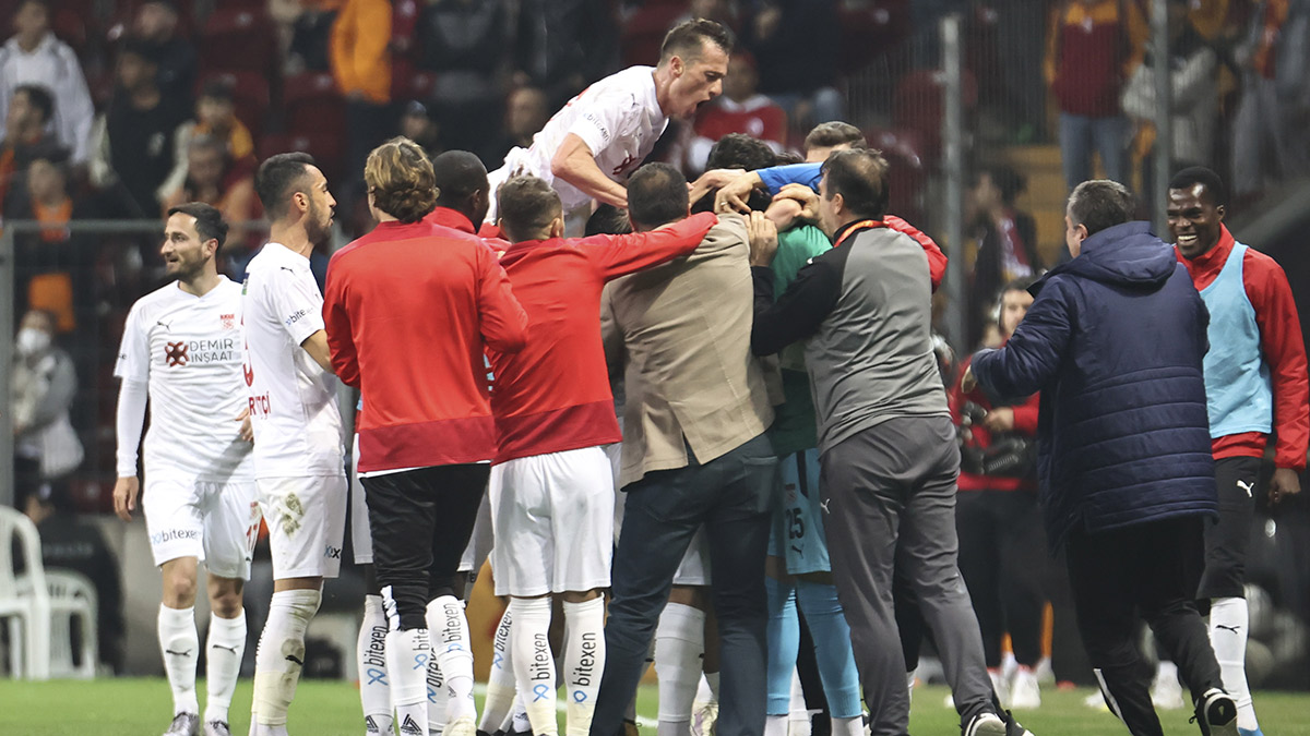 Aslan evinde kaybetti: Galatasaray:2 Sivasspor:3