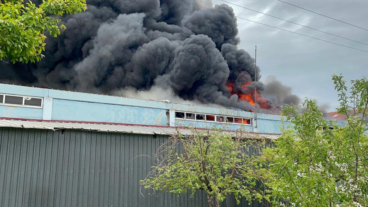 Battaniye fabrikasında büyük yangın