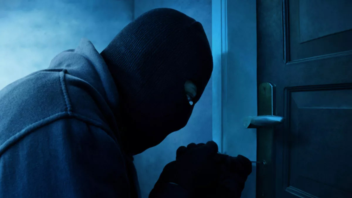 Hırsızlar Evinizde Olup Olmadığınızı Anlamak İçin Uyguladığı Taktikleri Öğrenince Çok Şaşıracaksınız