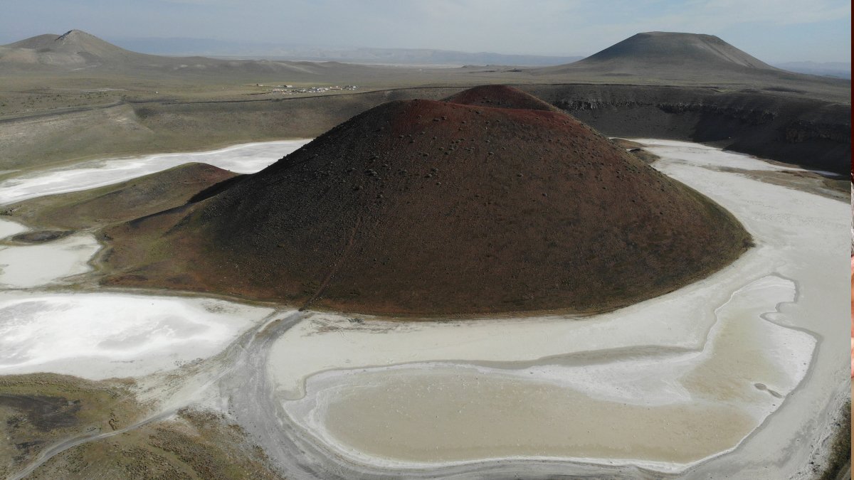 'Dünyanın nazar boncuğu' Meke Gölü tamamen kurudu: Artık geri dönüşü yok