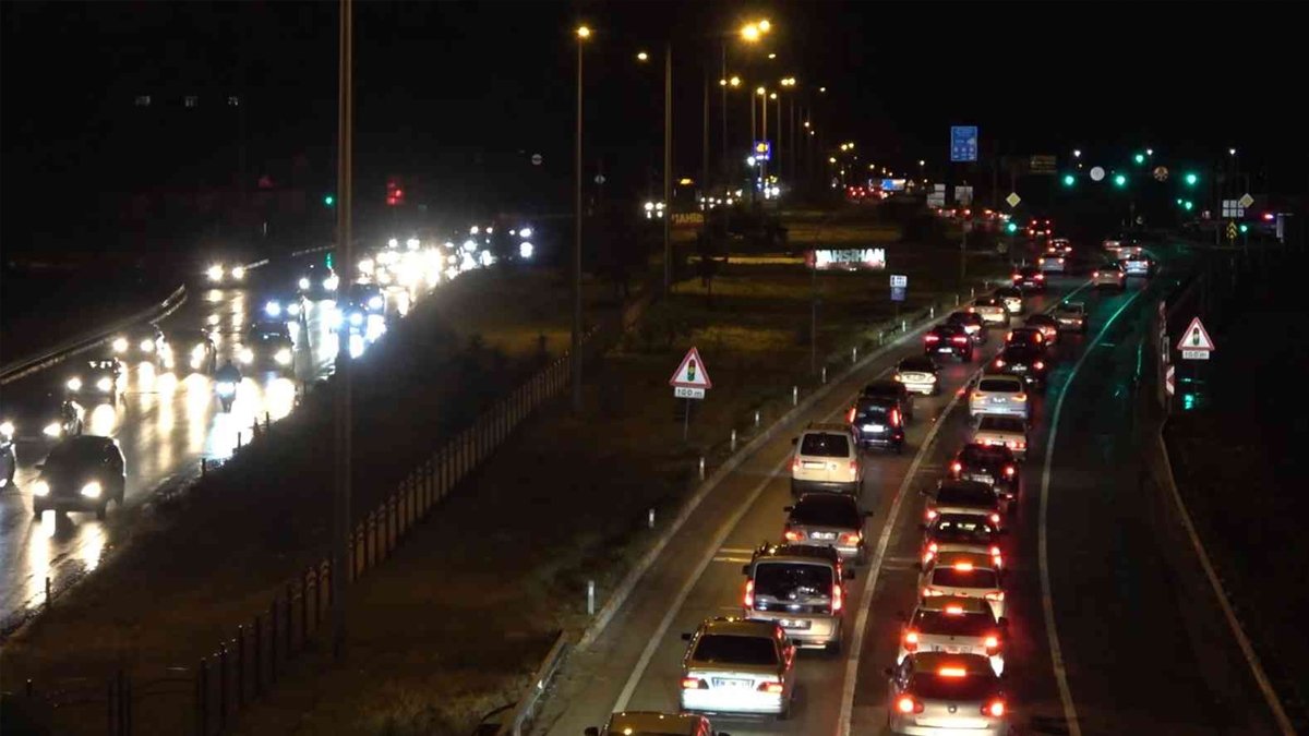 Tatilciler erken dönüşe geçti: Kırıkkale'de trafik yoğunluk başladı