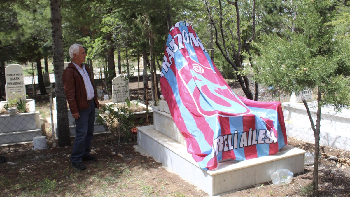 22 yıl sonra vasiyeti yerine getirildi: Mezarına Trabzonspor bayrağı örttü