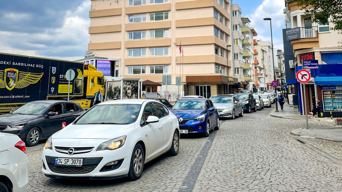 Çanakkale'de bildik manzara! Vatandaş köprüye rağmen yine feribotu tercih etti