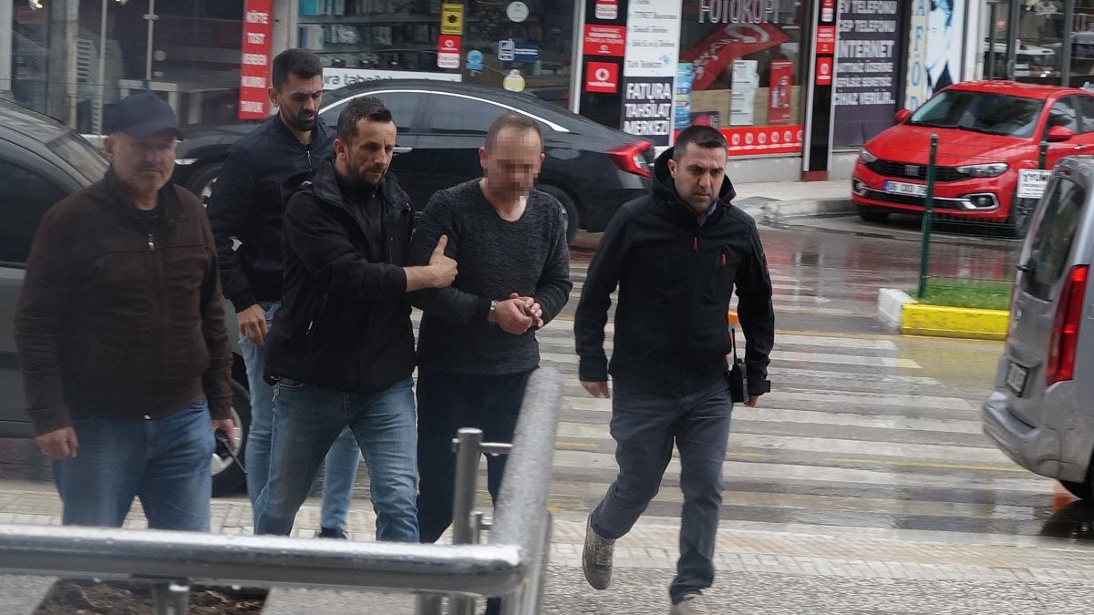 Tartıştığı eşini boğmaya kalkıştı