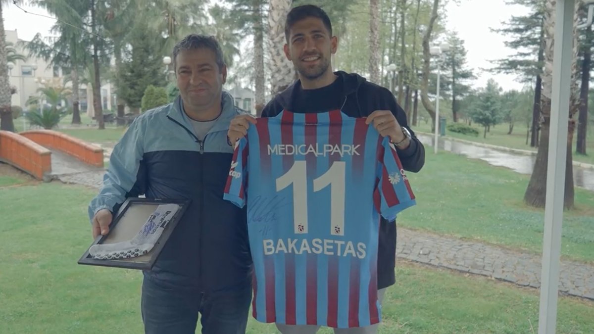 Şampiyonluk sevincinde Bakasetas'ın çorabını alan taraftar: Herkes çorabı ziyaret ediyor