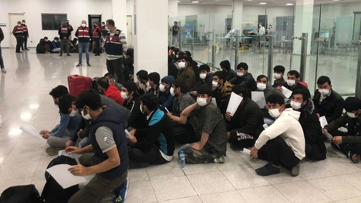 Afganistan ve Pakistan uyruklu 213 göçmen sınır dışı edildi