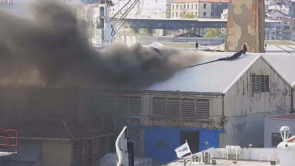 Haliç Tersanesi'nin çatısında yangın