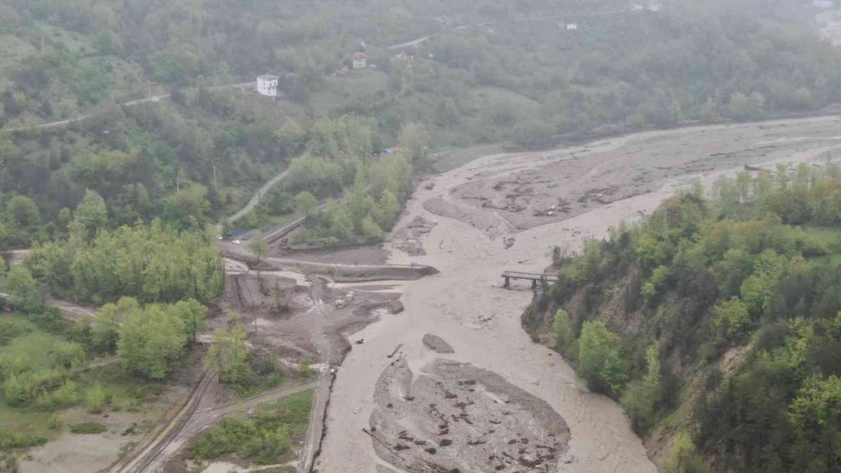 Üçüncü kez selin vurduğu ilçe diken üstünde, korkudan evlerine giremiyorlar