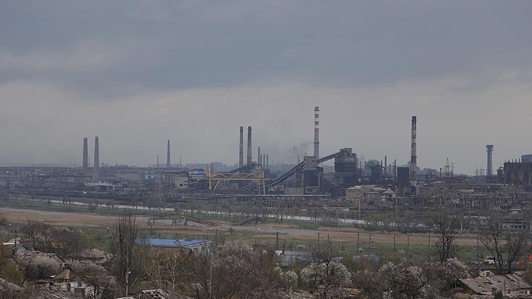 Zelenskiy kritik bölgeyle ilgili yeni gelişmeyi duyurdu: Azovstal'da 300'den fazla sivil kurtarıldı