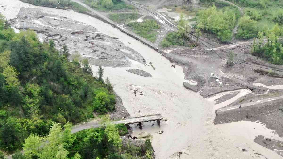 Kastamonu'da sel felaketi: 14 köyü bağlayan köprü yıkıldı