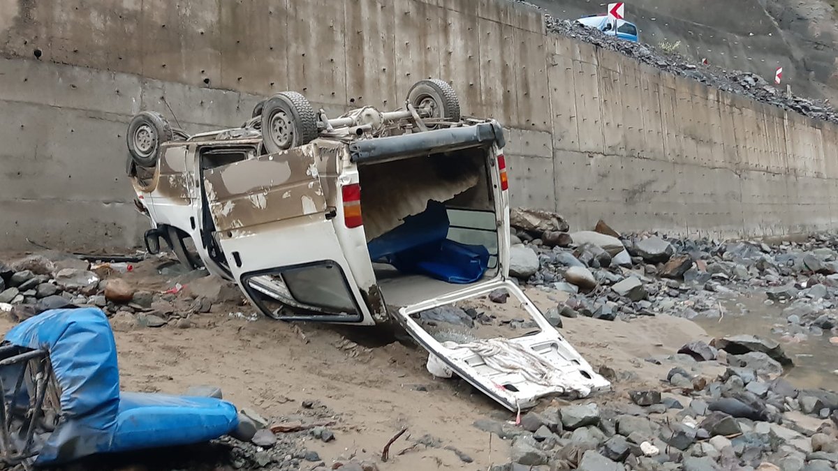 Artvin'de minibüs dere yatağına uçtu