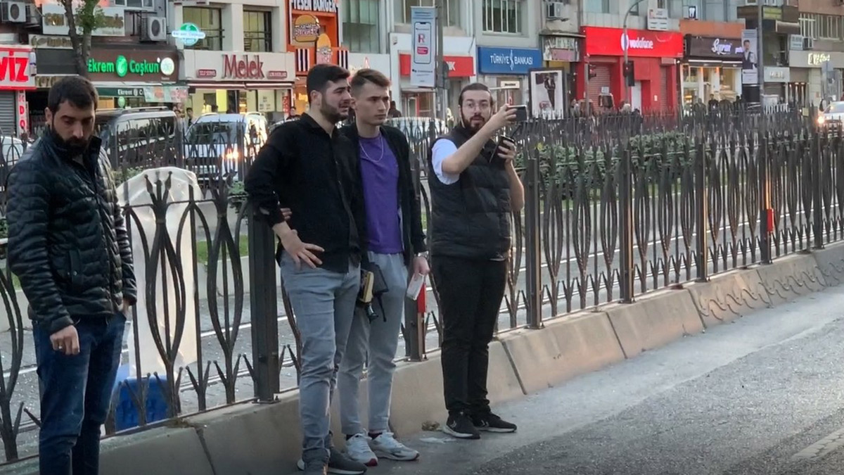 Tramvay yolundaki bariyerlere çarpan otomobil devrildi