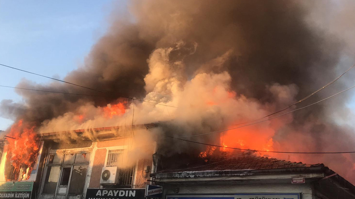 Çarşıda çıkan yangın 15 iş yerini küle çevirdi