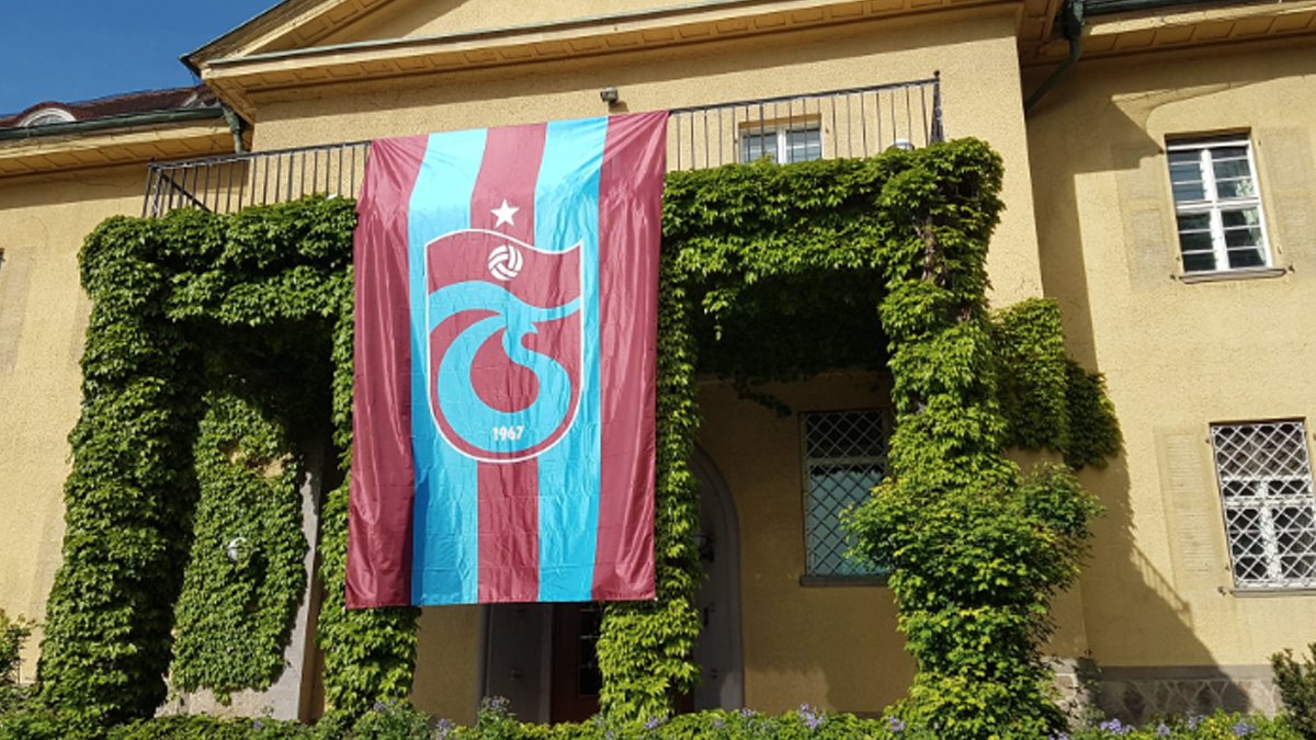 Almanya'nın Ankara Büyükelçiliği'nde bir ilk: Binaya Trabzonspor bayrağı asıldı