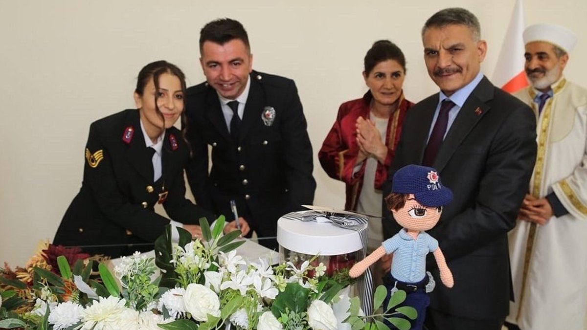 Tunceli'de jandarma gelin ile polis damat nikah masasına üniformayla oturdu
