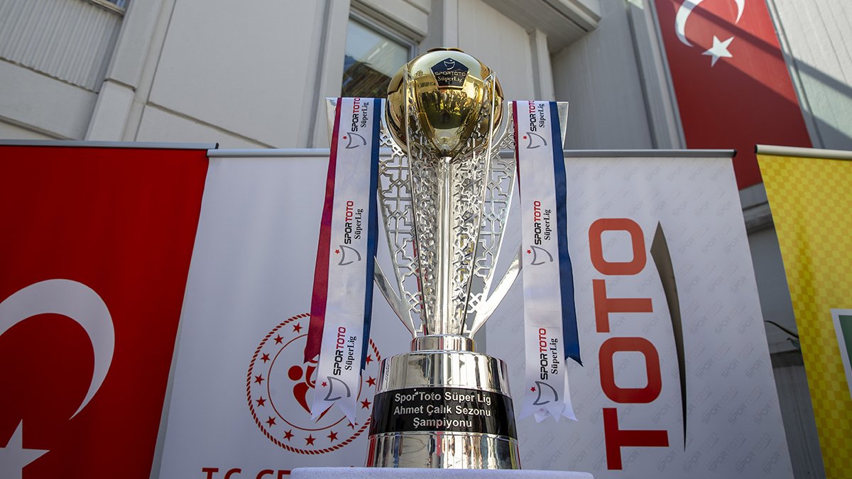 Şampiyon Trabzonspor'un kupası TFF'ye teslim edildi