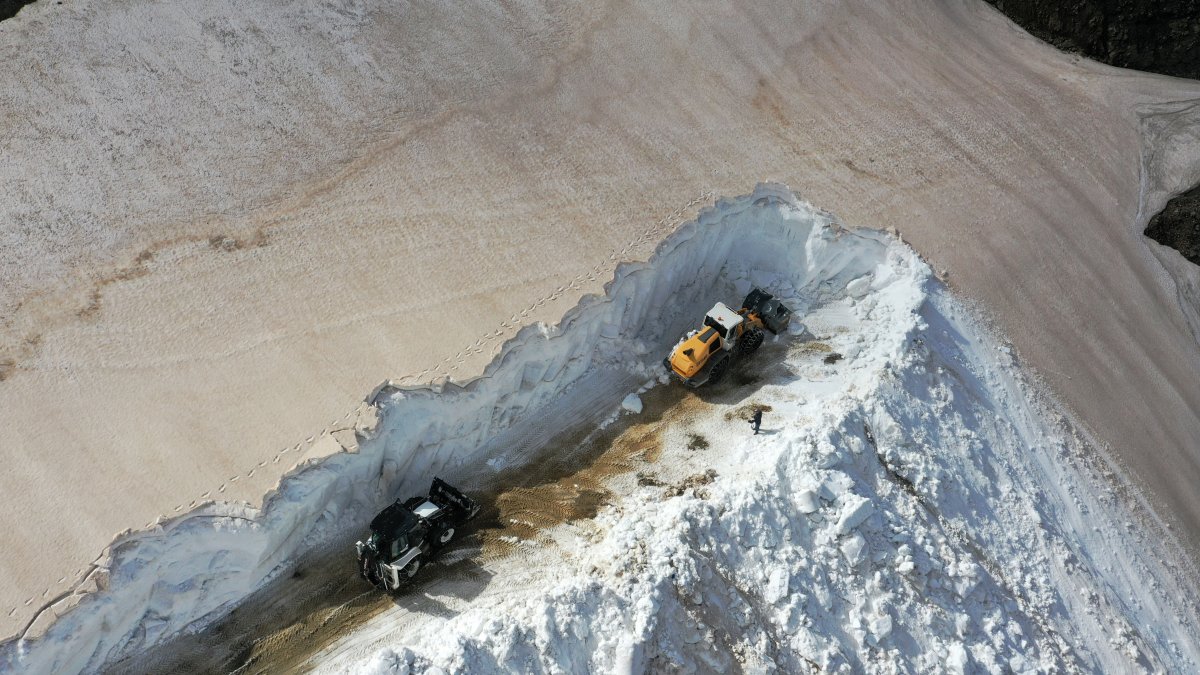 Ekiplerin mücadelesi devam ediyor: Mayıs ayında 5 metre kar!