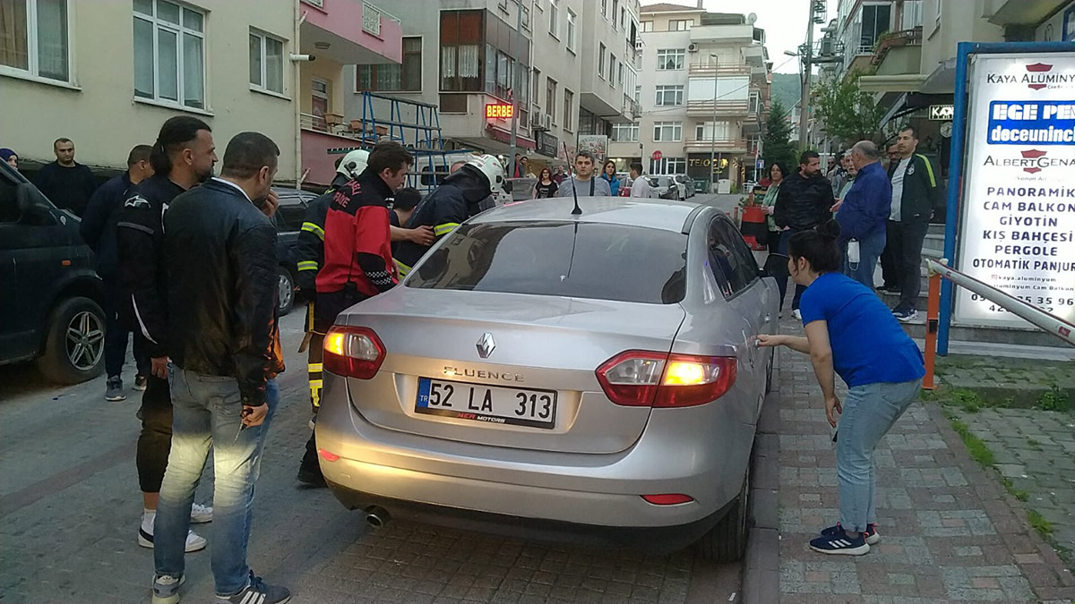 1 yaşındaki bebek kapıları kilitlenen otomobilde mahsur kaldı