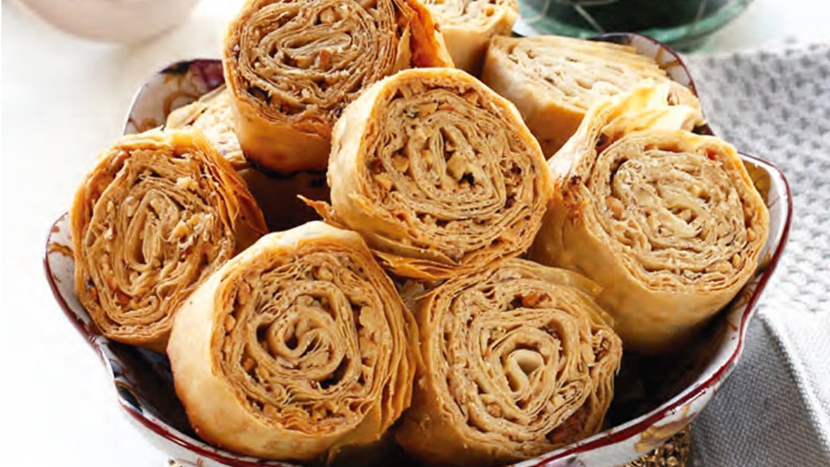 Bu Tahinli Rulo Baklavayı Yiyenlerin Dibi Düşecek! İşte Hazır Yufkadan Pratik Tahinli Rulo Baklava Tarifi!