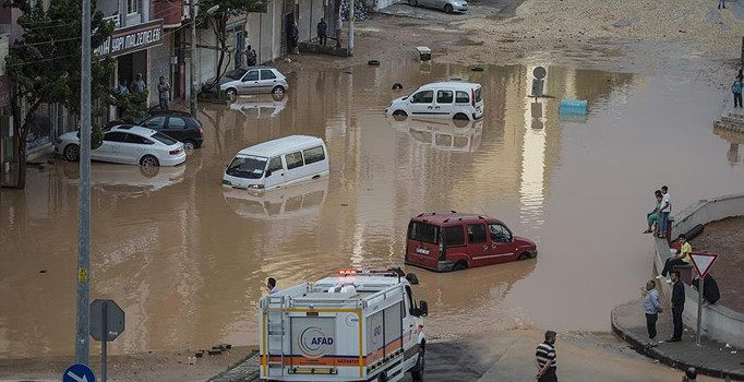 Sağanak ve sel dört şehri vurdu