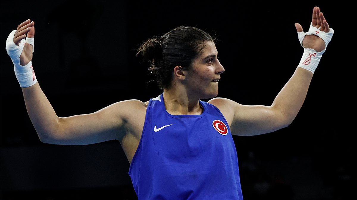 Altın madalyalı boksör Busenaz Sürmeneli, çeyrek finale yükseldi