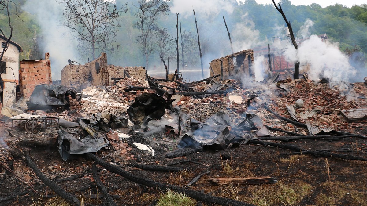 Kastamonu'da çıkan yangında 4 ev ile 2 ambar yandı