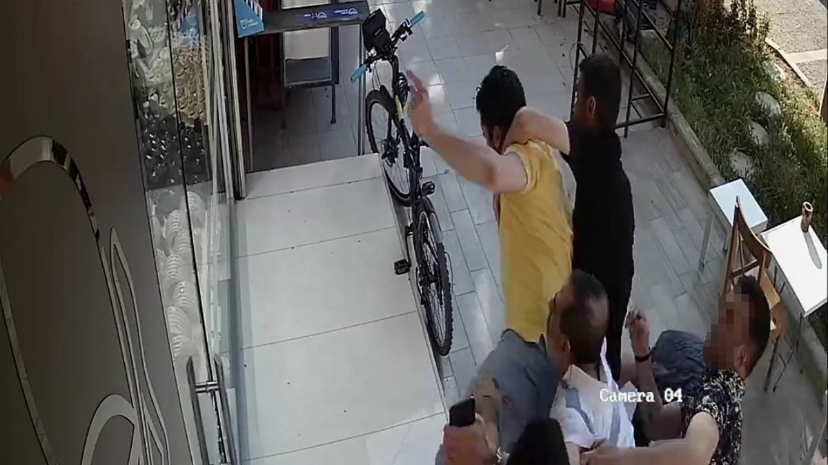 İzmir'de hekime şiddet: 5 kişi sokak ortasında darp etti