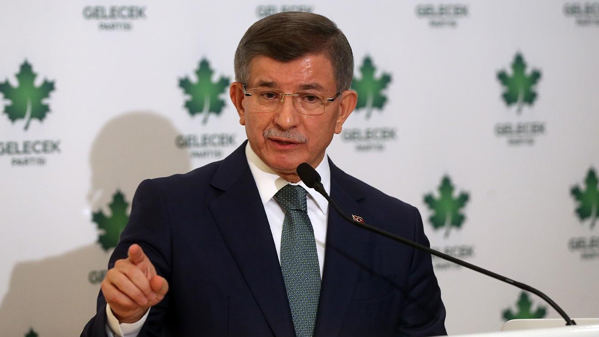 Davutoğlu gençlere seslendi: Partimize pudra şekeri kullananlar asla giremez